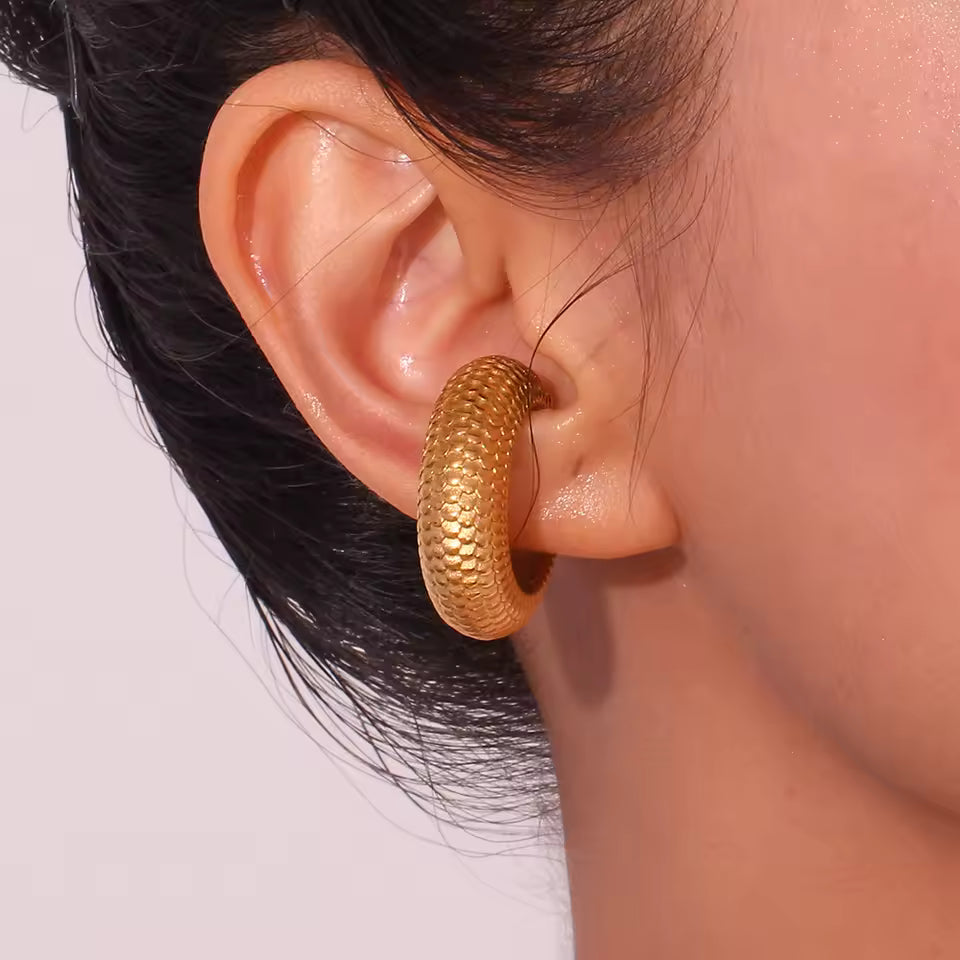 Pendientes Ear Cuffs sin agujero de acero inoxidable con baño de oro 18K, textura martillada en tonos dorado y plateado, accesorio moderno y elegante para mujer